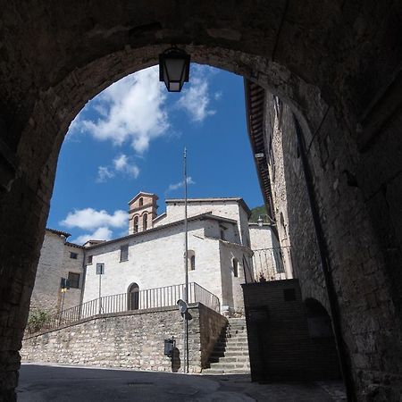 L'Ira Di Dante Villa Губио Екстериор снимка